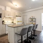 Luxurious 4 Bedroom Suite In Griffintown