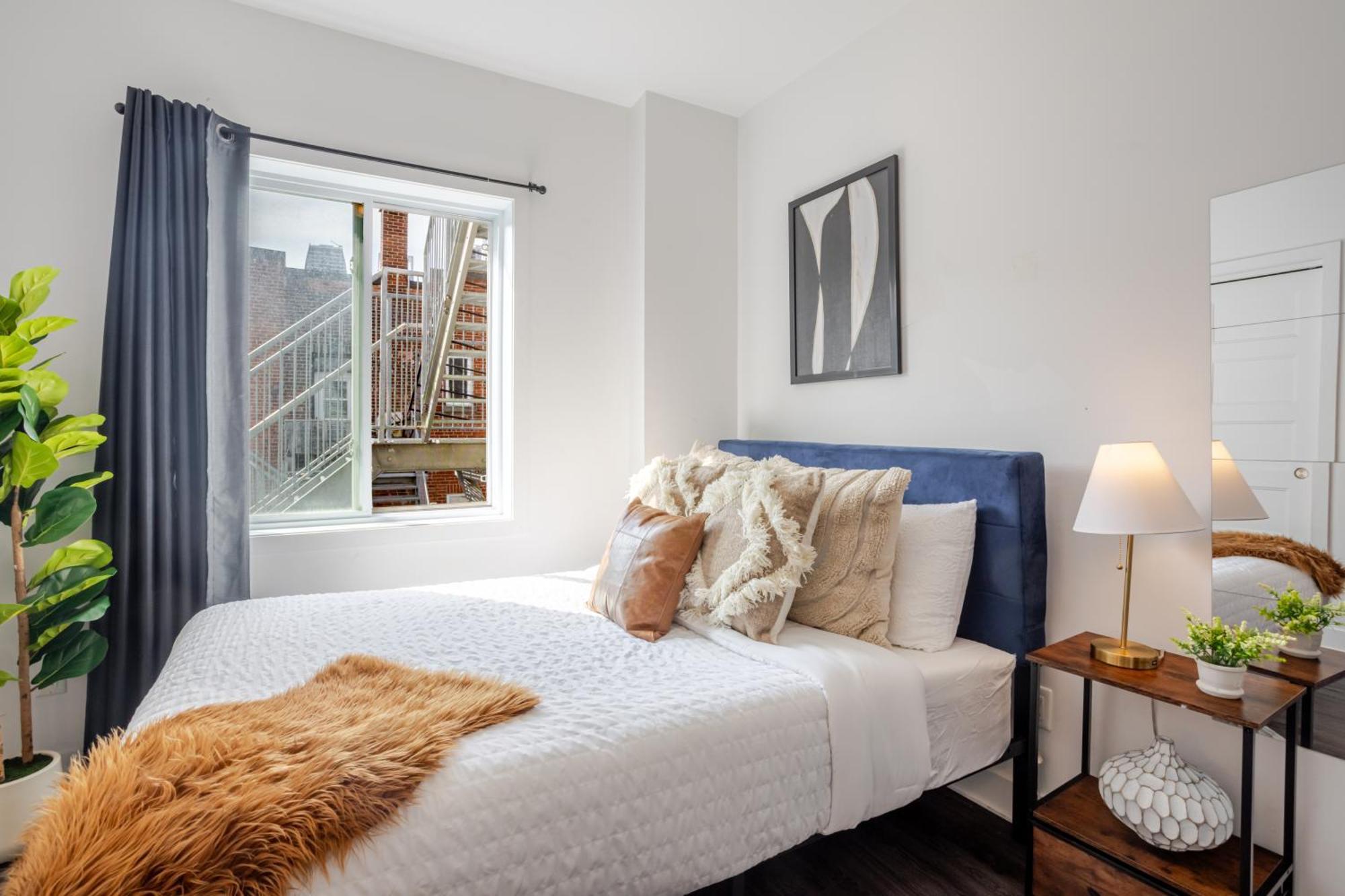 Luxurious 4 Bedroom In Griffintown Apartment *